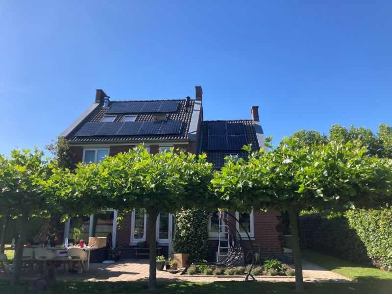 Detailopname van een huis met zonnepanelen op het dak.