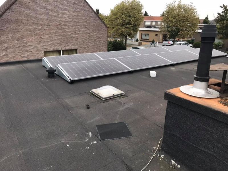 Detailopname van een dak met zonnepanelen.
