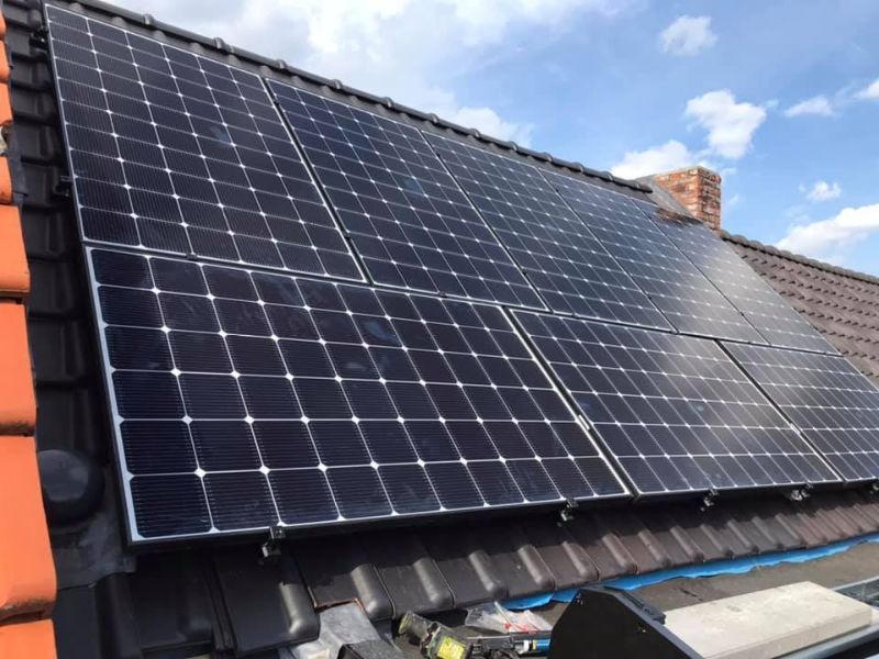 Detailopname van een dak met zonnepanelen.