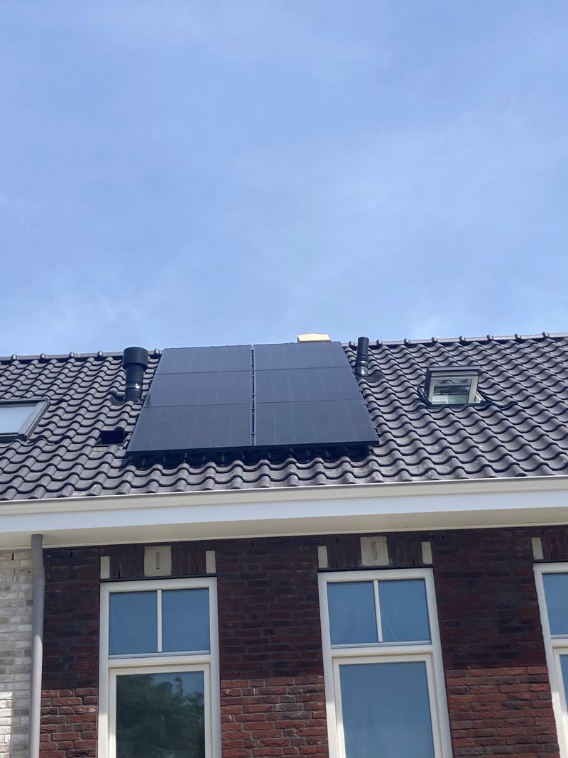 Detailopname van een dak met zonnepanelen.