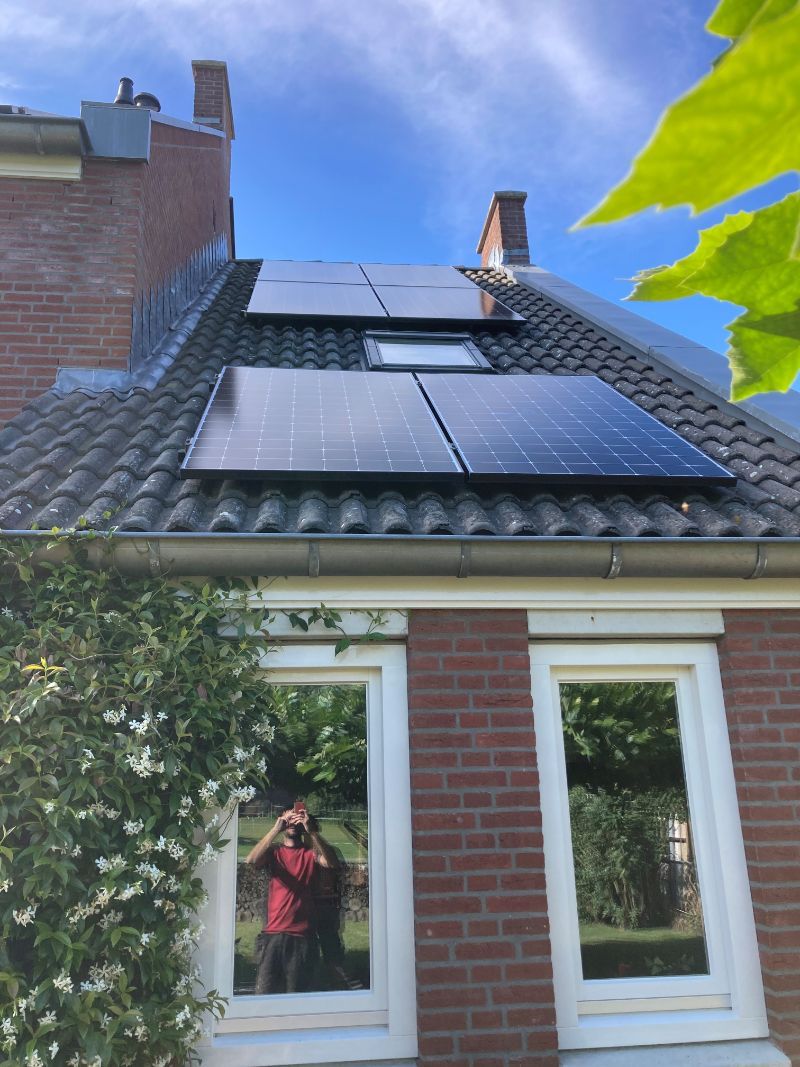 Detailopname van een dak met zonnepanelen.