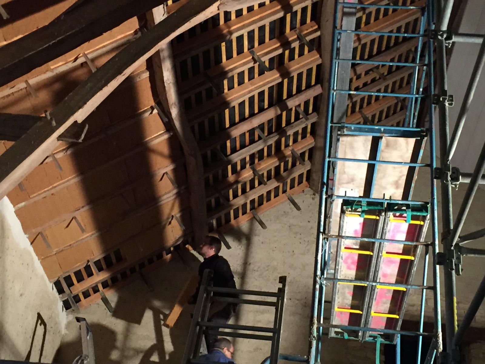 Vue intérieure d'échafaudages et de structures en bois, probablement en construction.