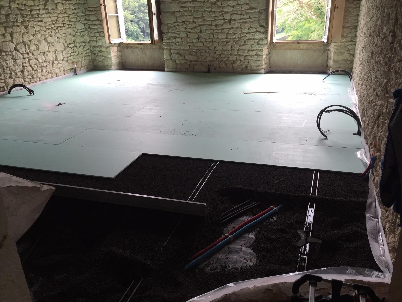 Rénovation de la pièce : installation d’isolation et de chauffage au sol.