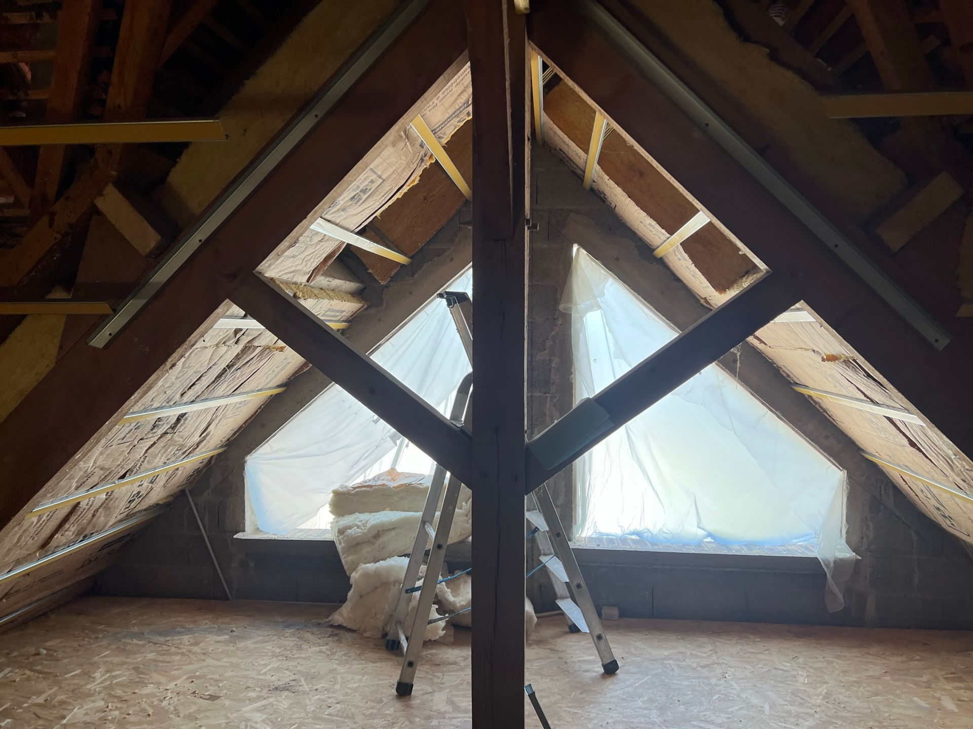 Intérieur d'un grenier isolé avec échelle. 