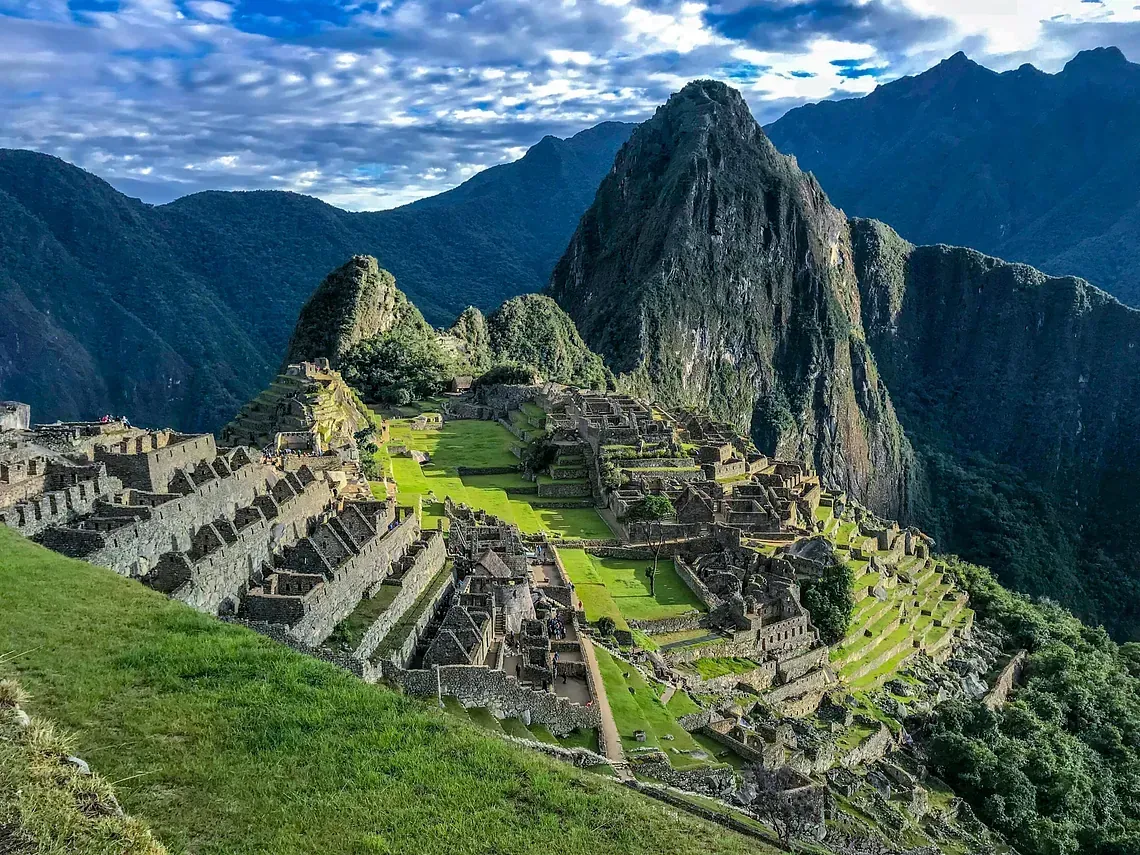 Las ruinas de la ciudad inca de Machu Picchu están rodeadas de montañas.