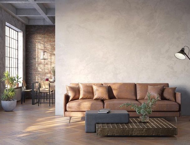 Ein Wohnzimmer mit einer braunen Ledercouch und einem Couchtisch.