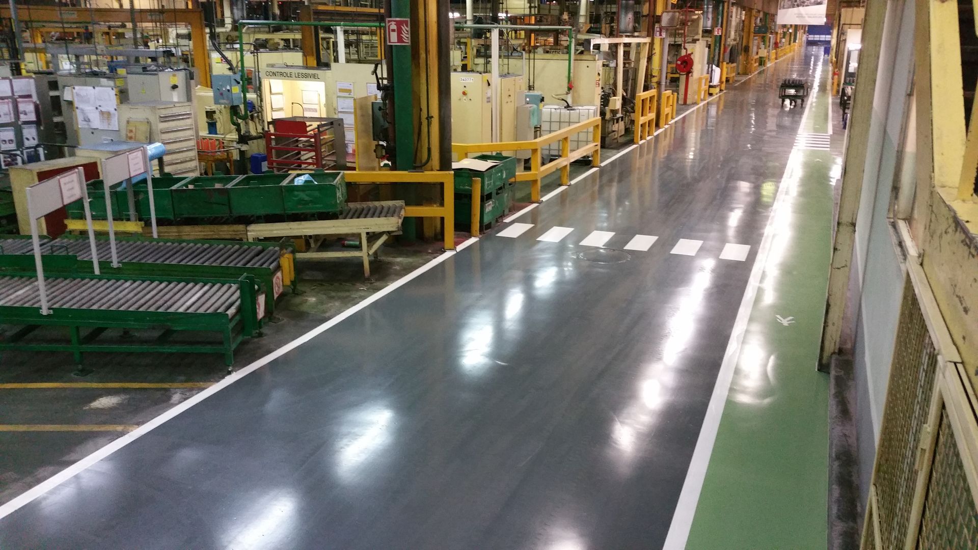 Sol noir avec des couloirs verts