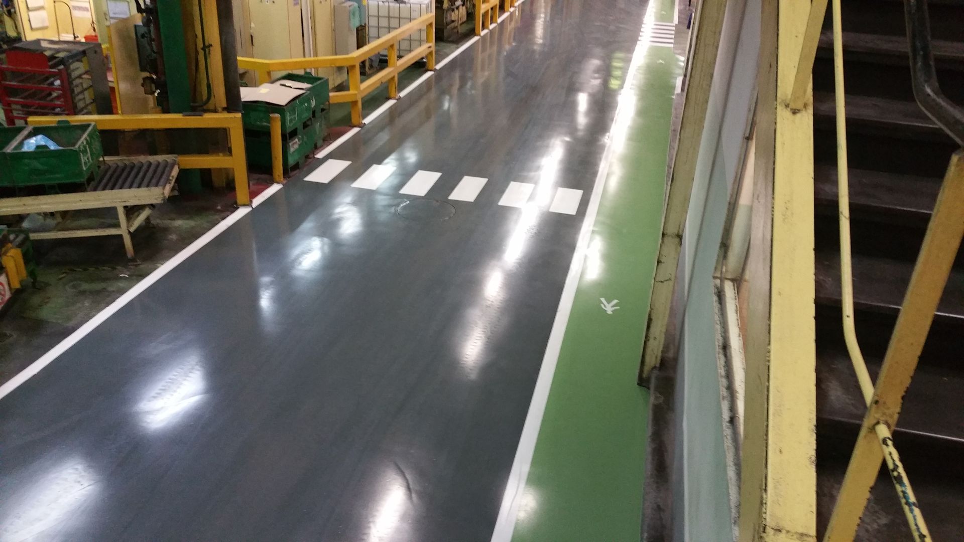 Sol noir avec un passage piéton