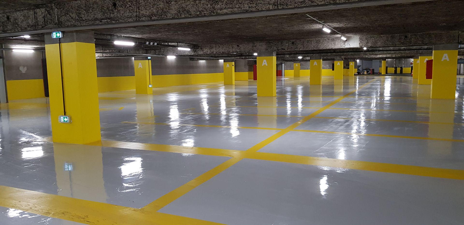 Places de parking jaune