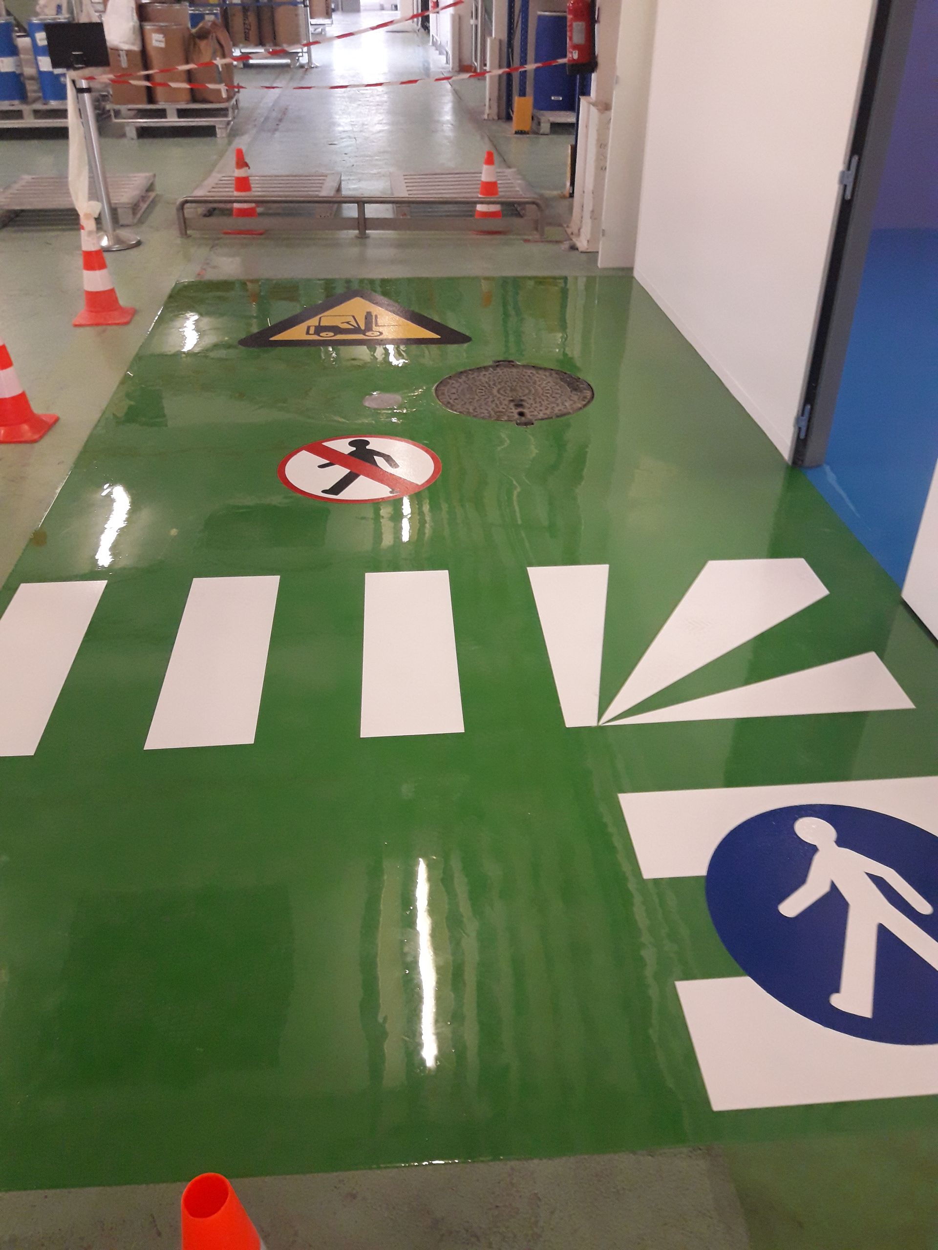 Passage piéton avec de la signalétique