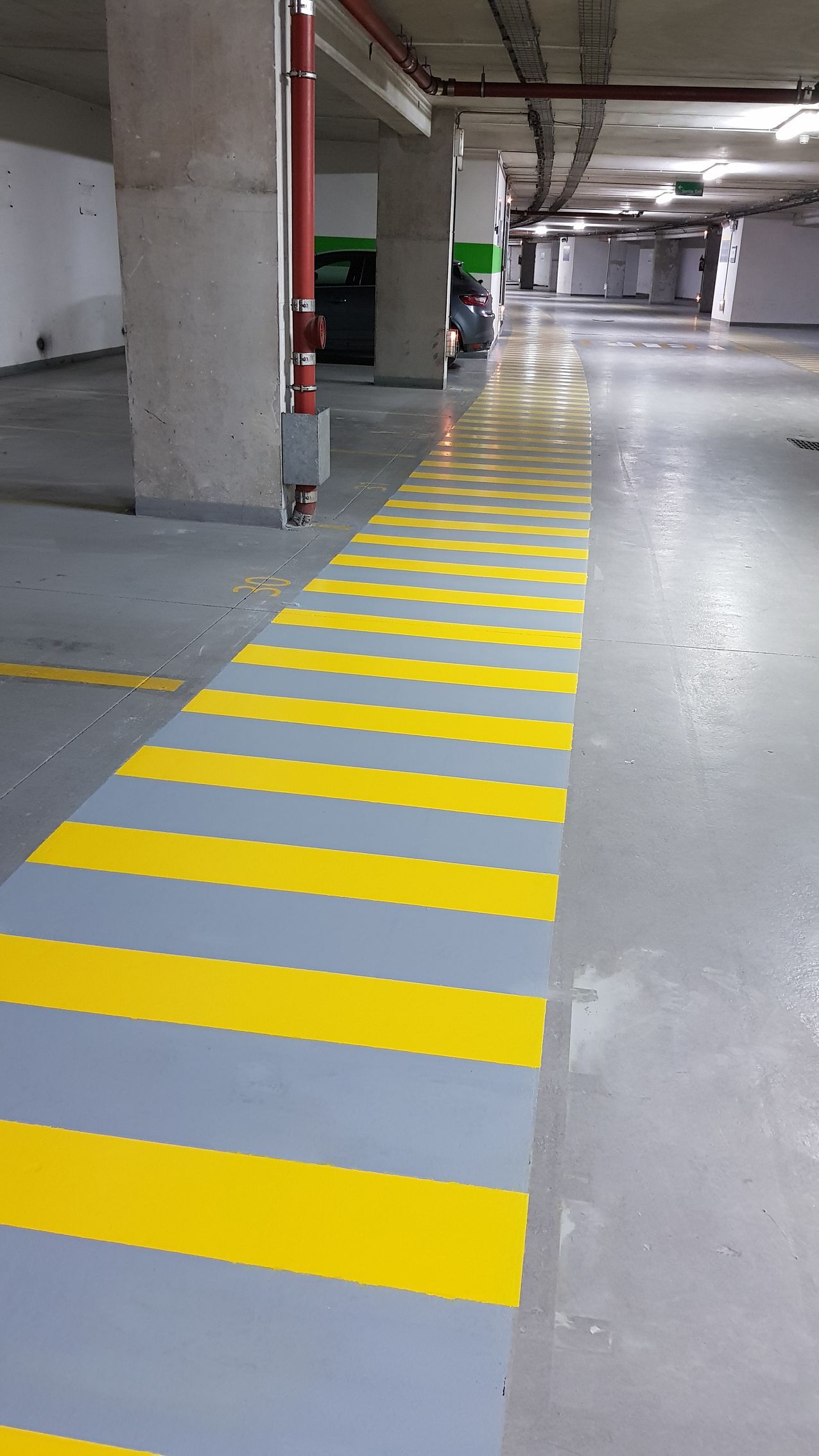 Sol avec un passage piéton jaune