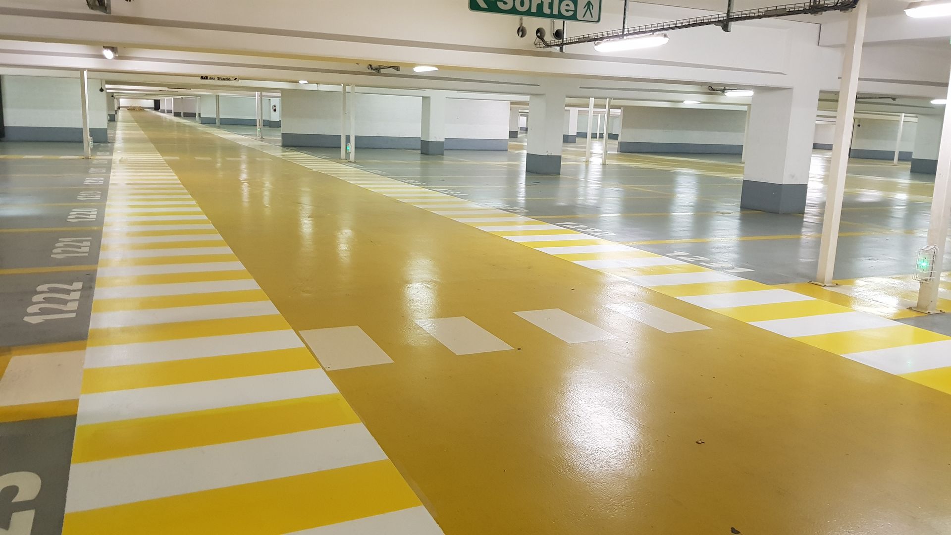 Sol jaune, blanc et gris