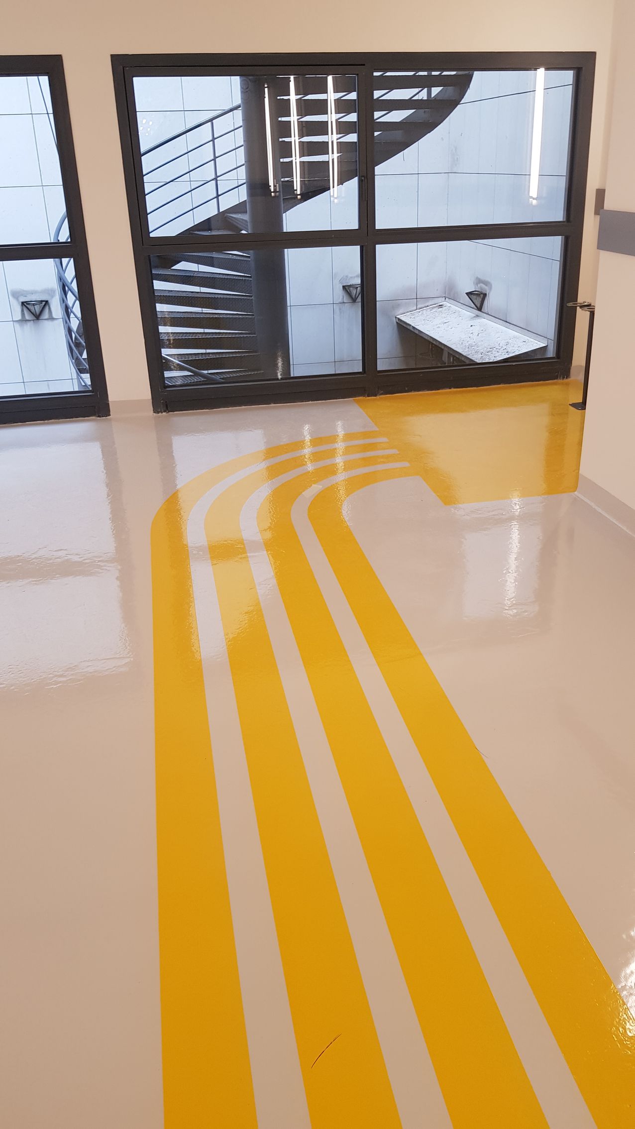 Bandes jaunes sur un sol blanc