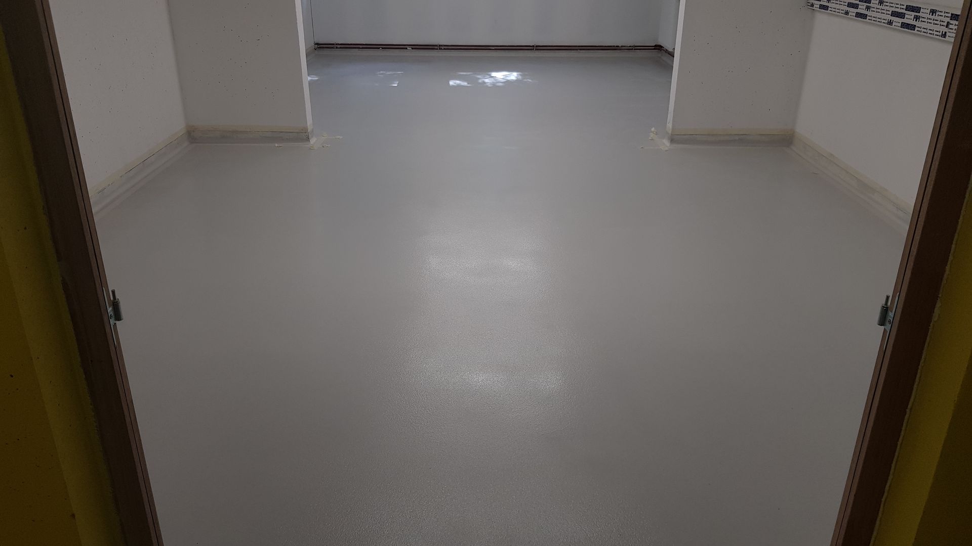 Pièce avec un sol gris