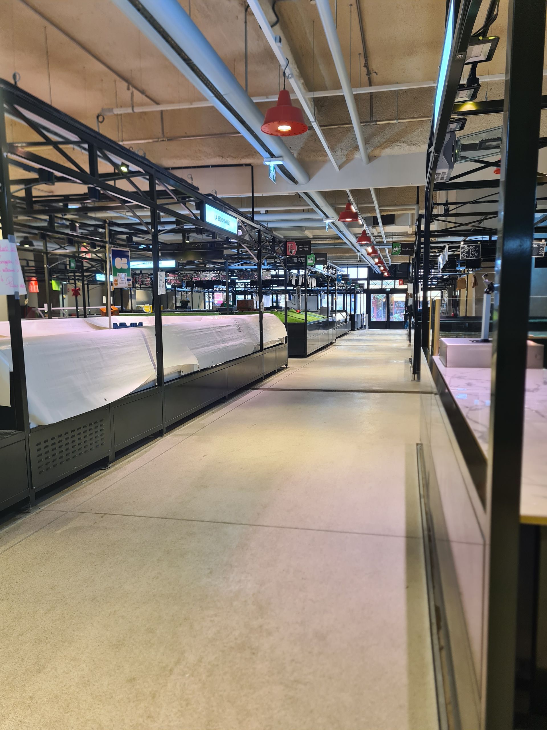 Salon avec un sol clair