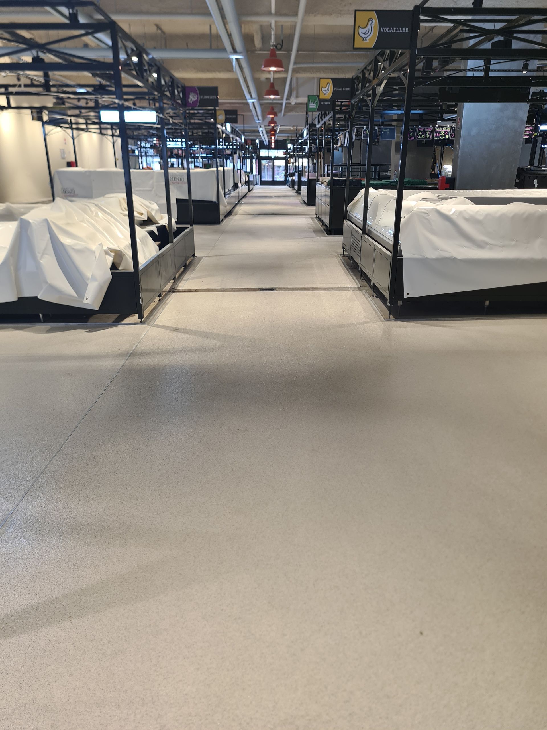 Salon avec un sol gris