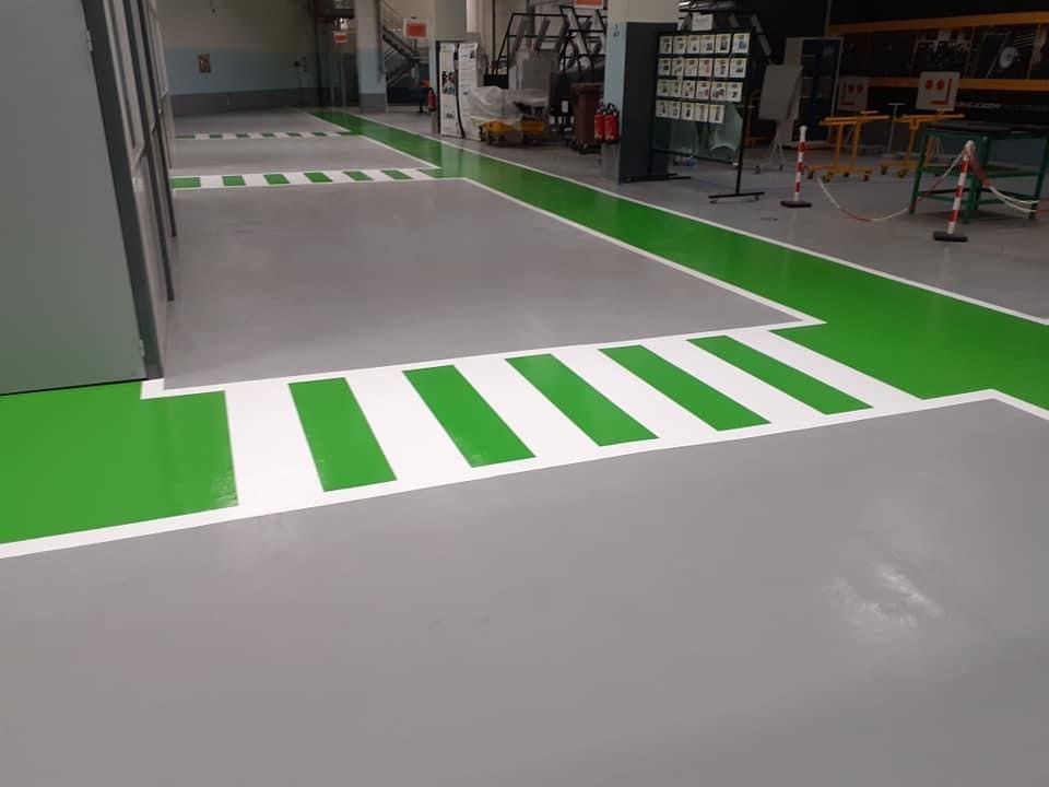 Passage piéton vert et blanc dans un parking