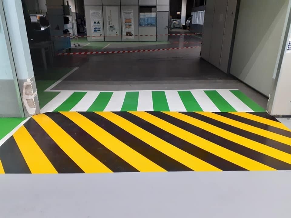 Marquage au sol vert, blanc, jaune et noir