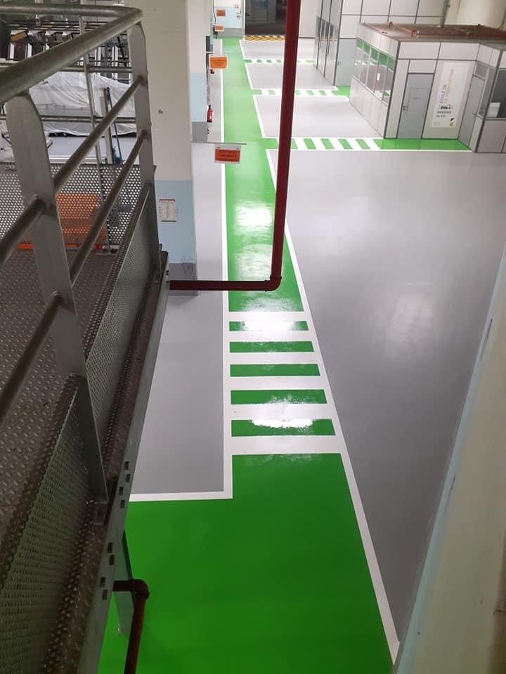 Couloir vert sur un sol gris