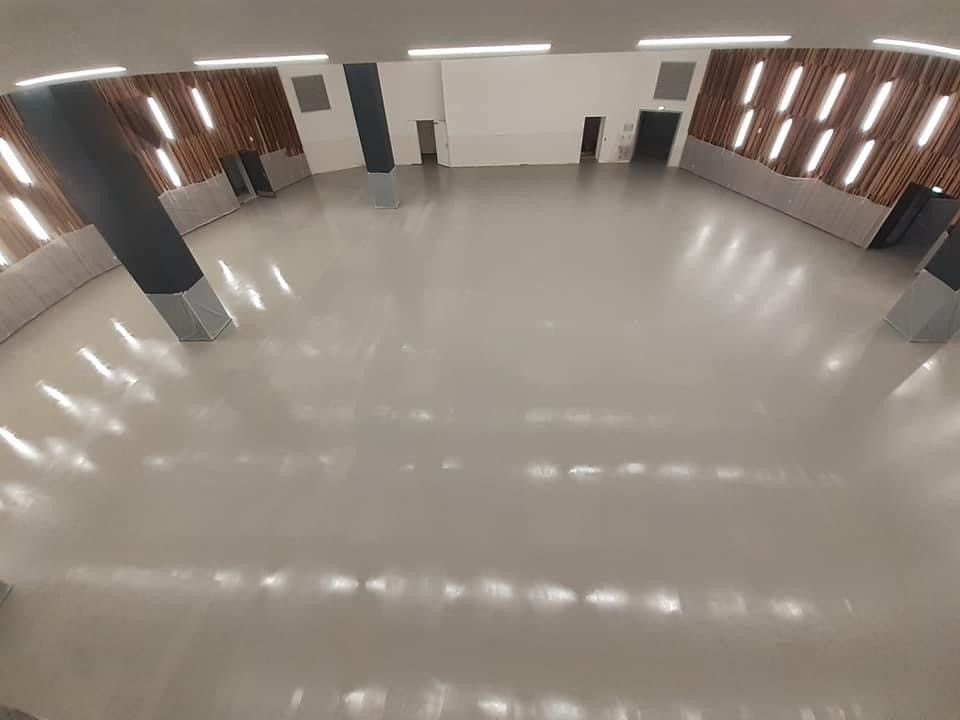 Sol gris dans une grande pièce