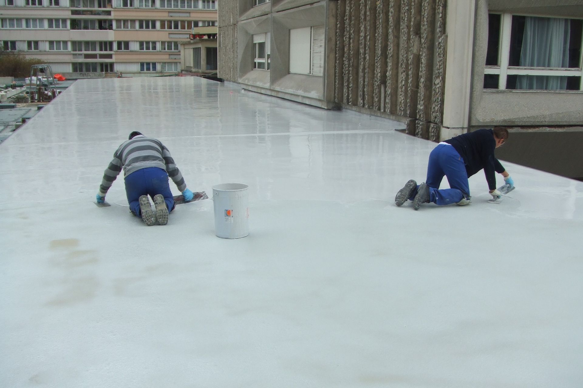 Deux ouvriers sur un sol blanc