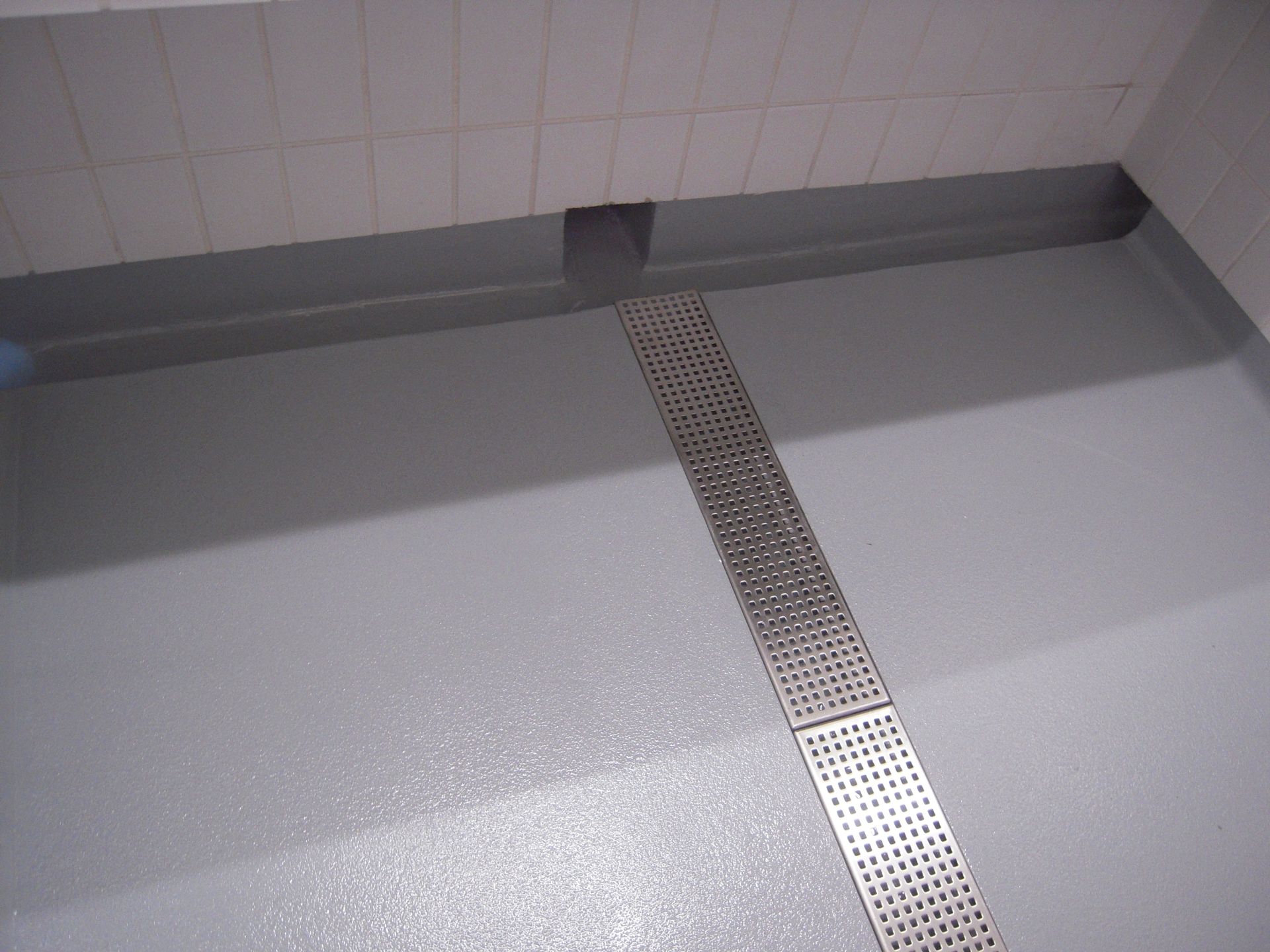 Sol gris avec une grille