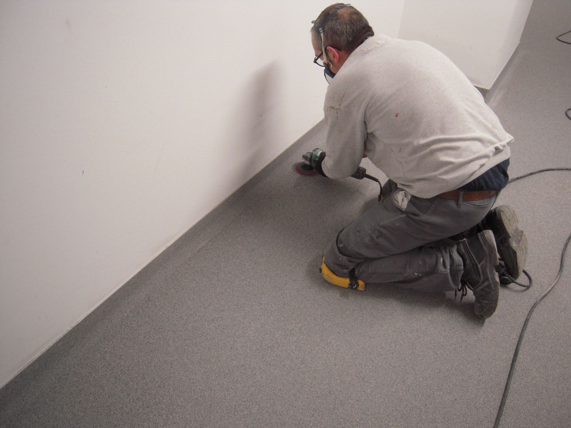 Artisan installant un sol