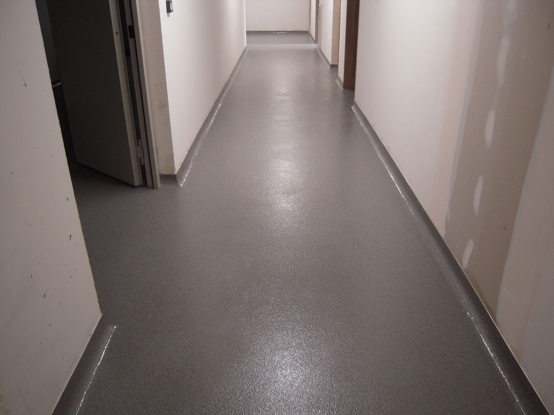 Couloir avec un sol gris