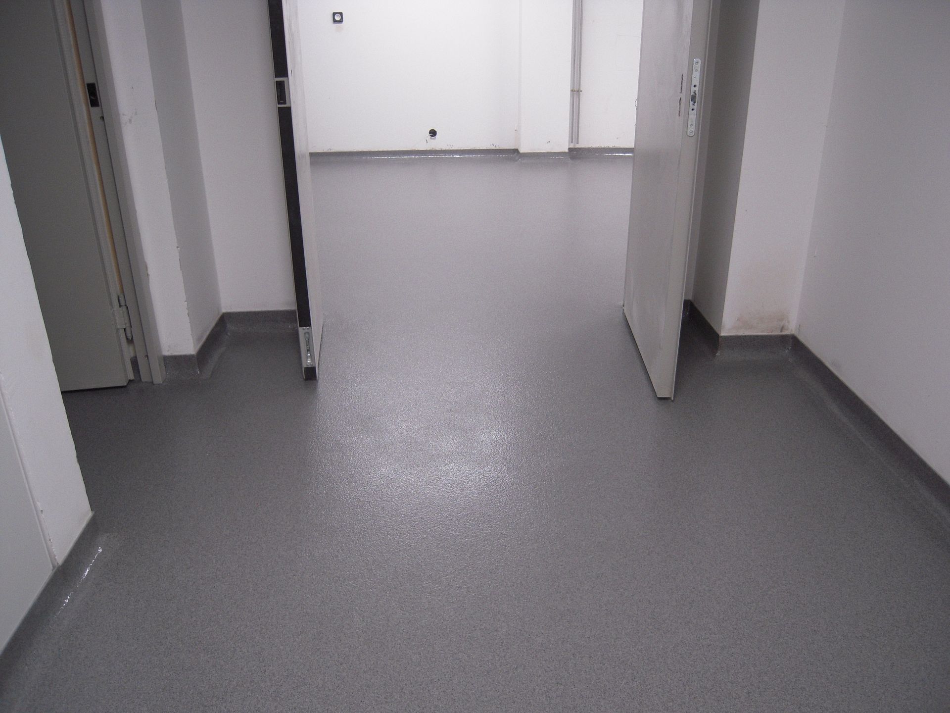 Seuil de porte avec un sol gris