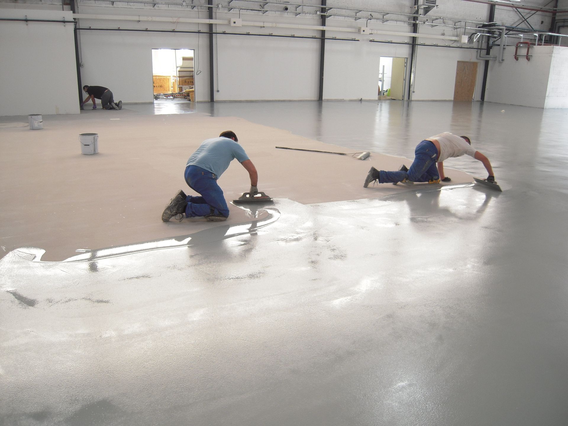 Deux artisans posant de la résine