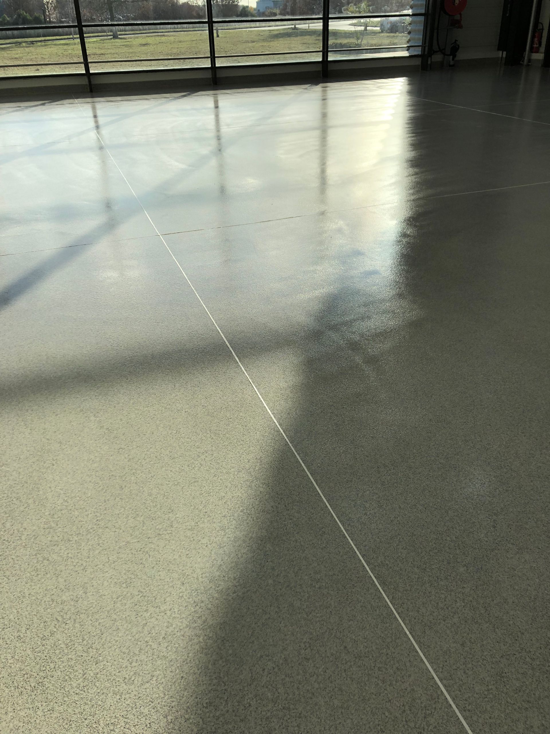 Pièce avec un sol devant une fenêtre