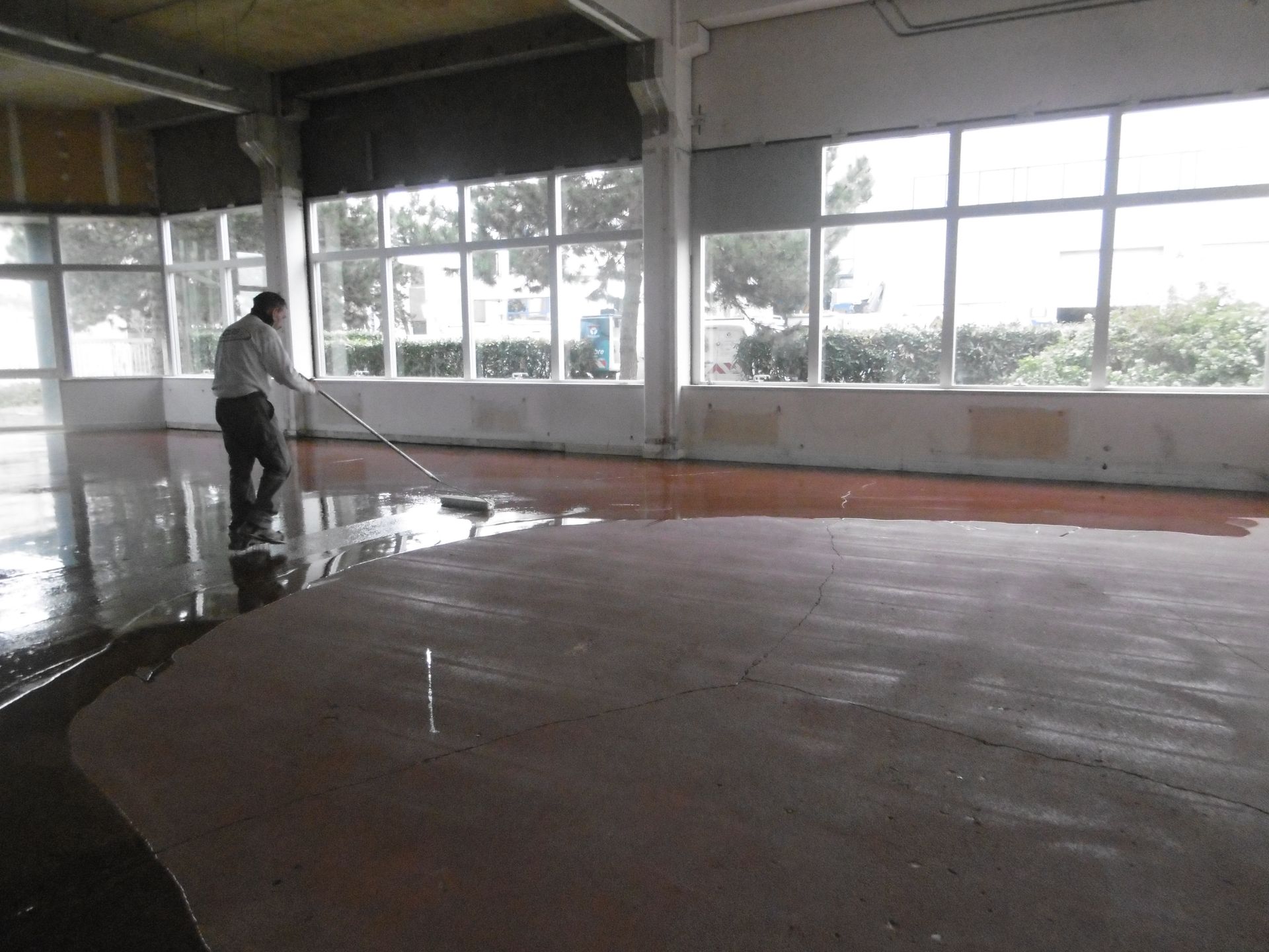 Sol gris devant une fenêtre