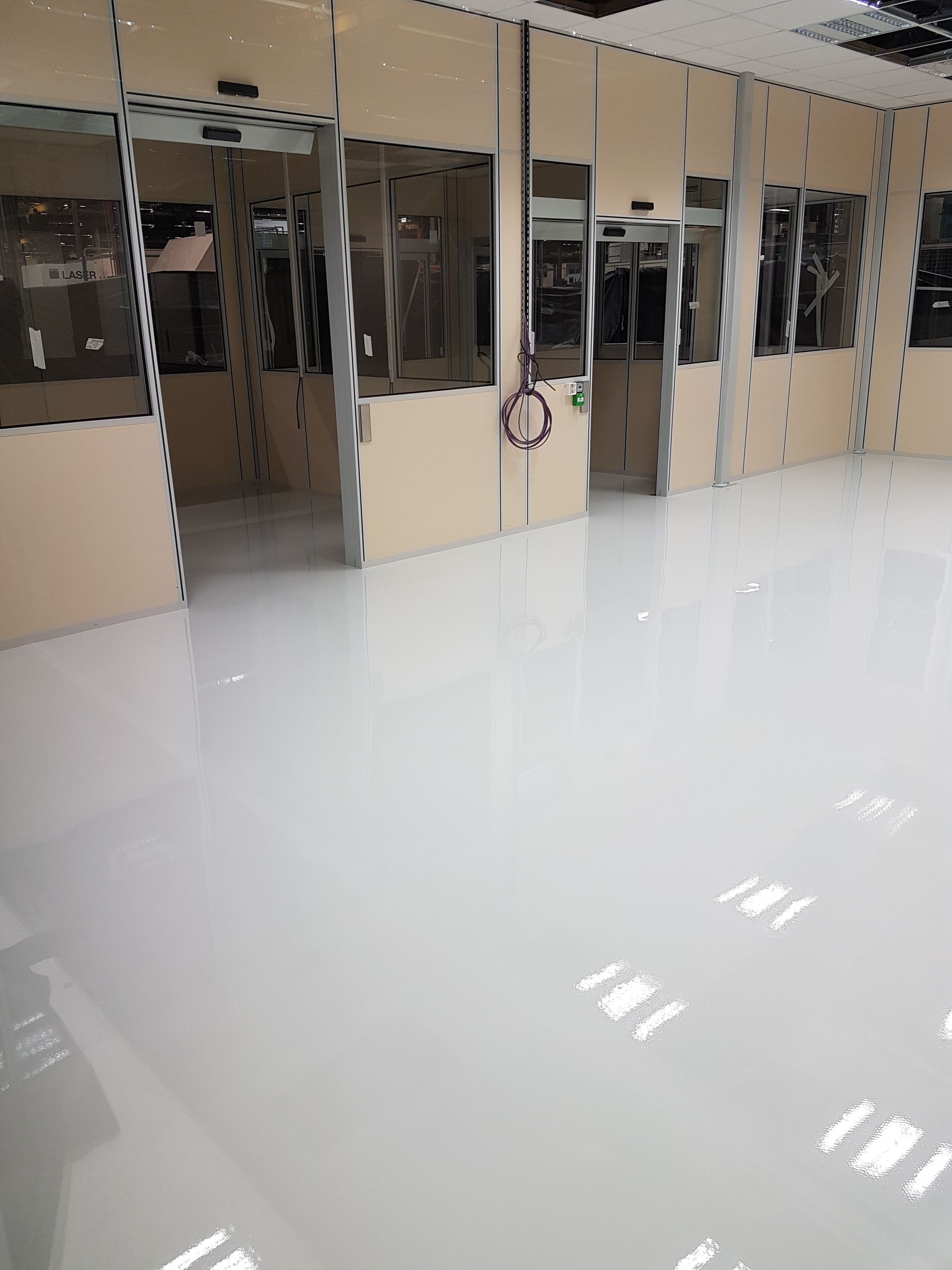 Bureau avec un sol blanc