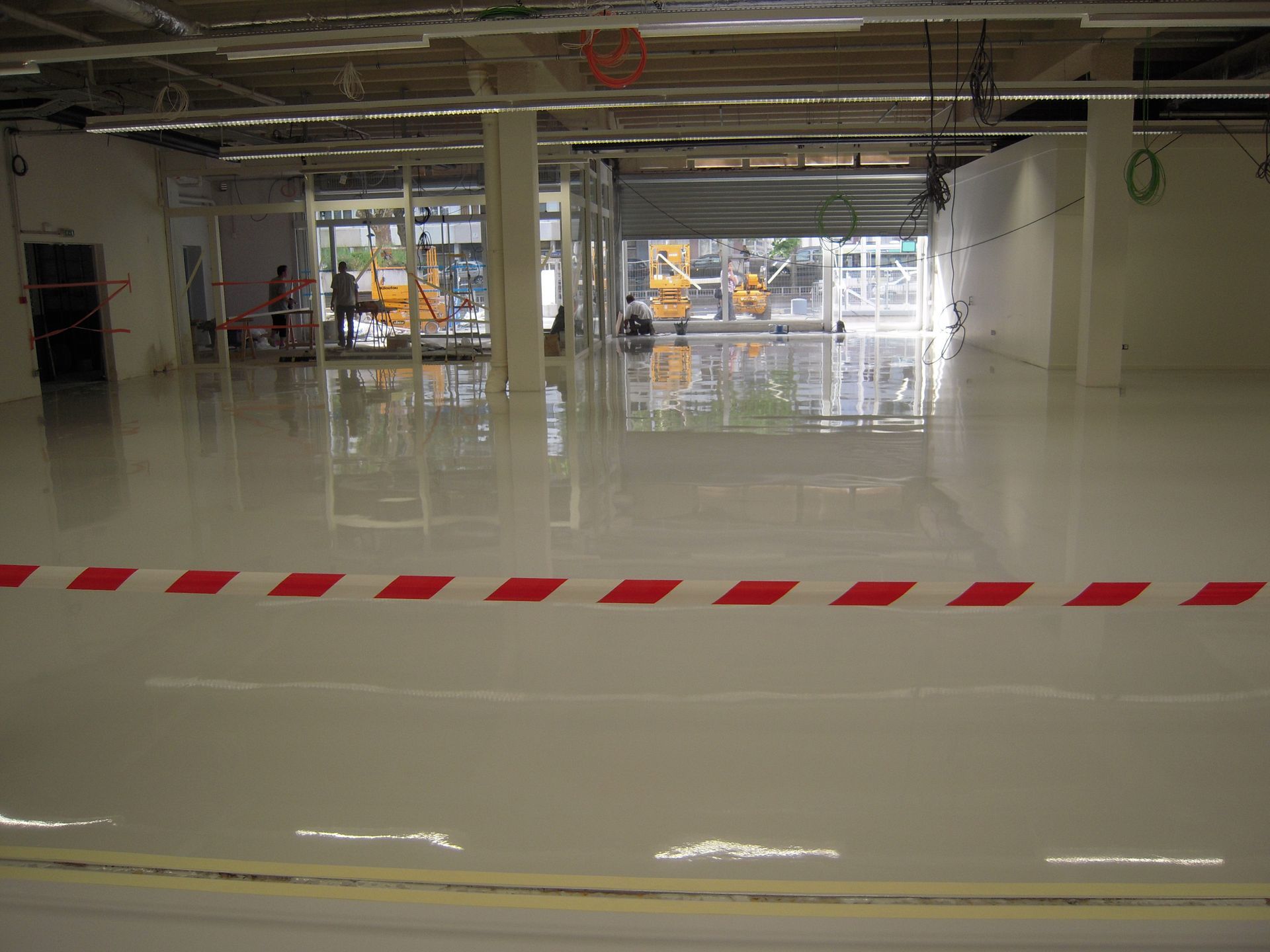 Sol gris avec un bandeau rouge et blanc