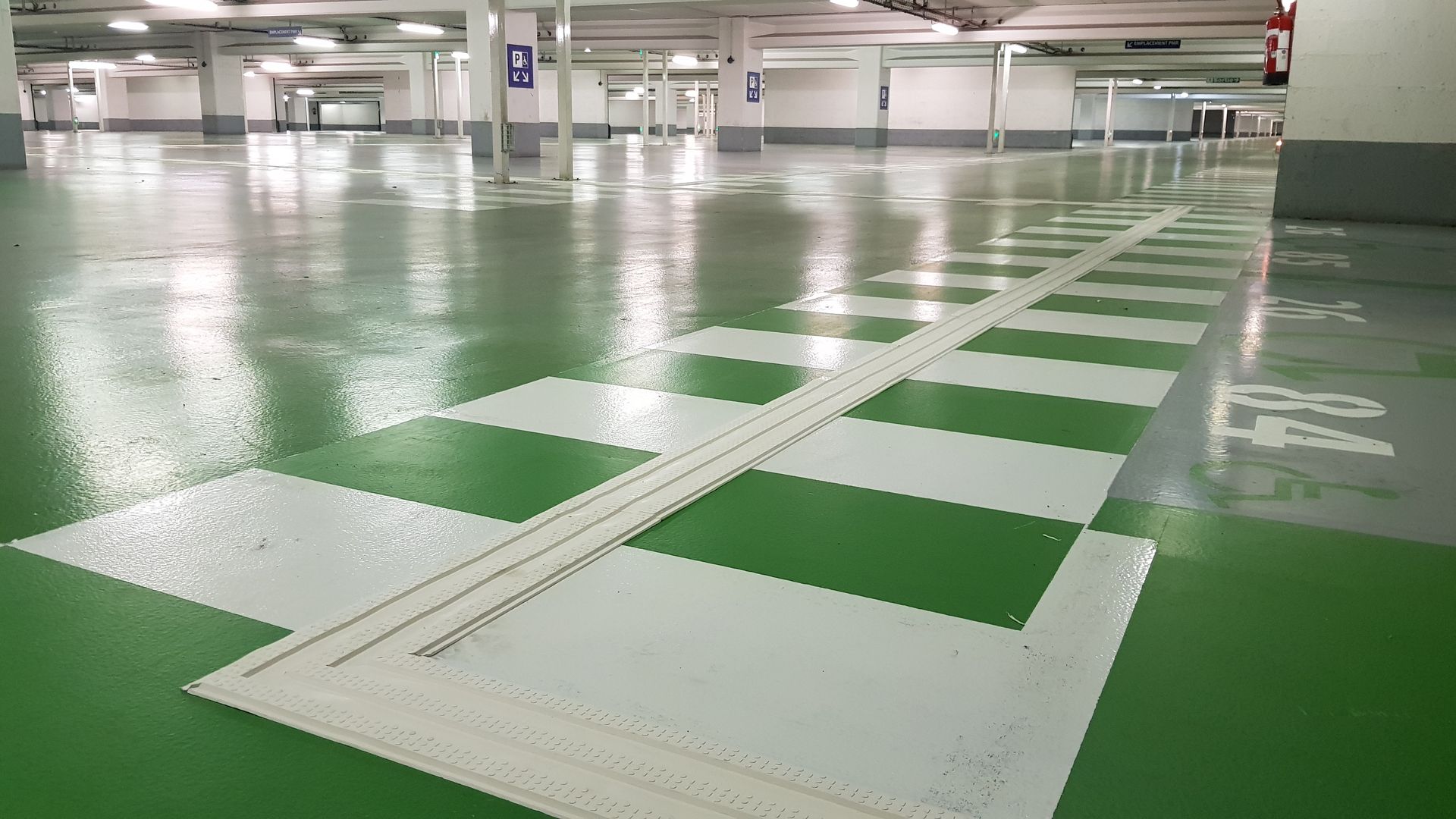 Passage piéton dans un parking