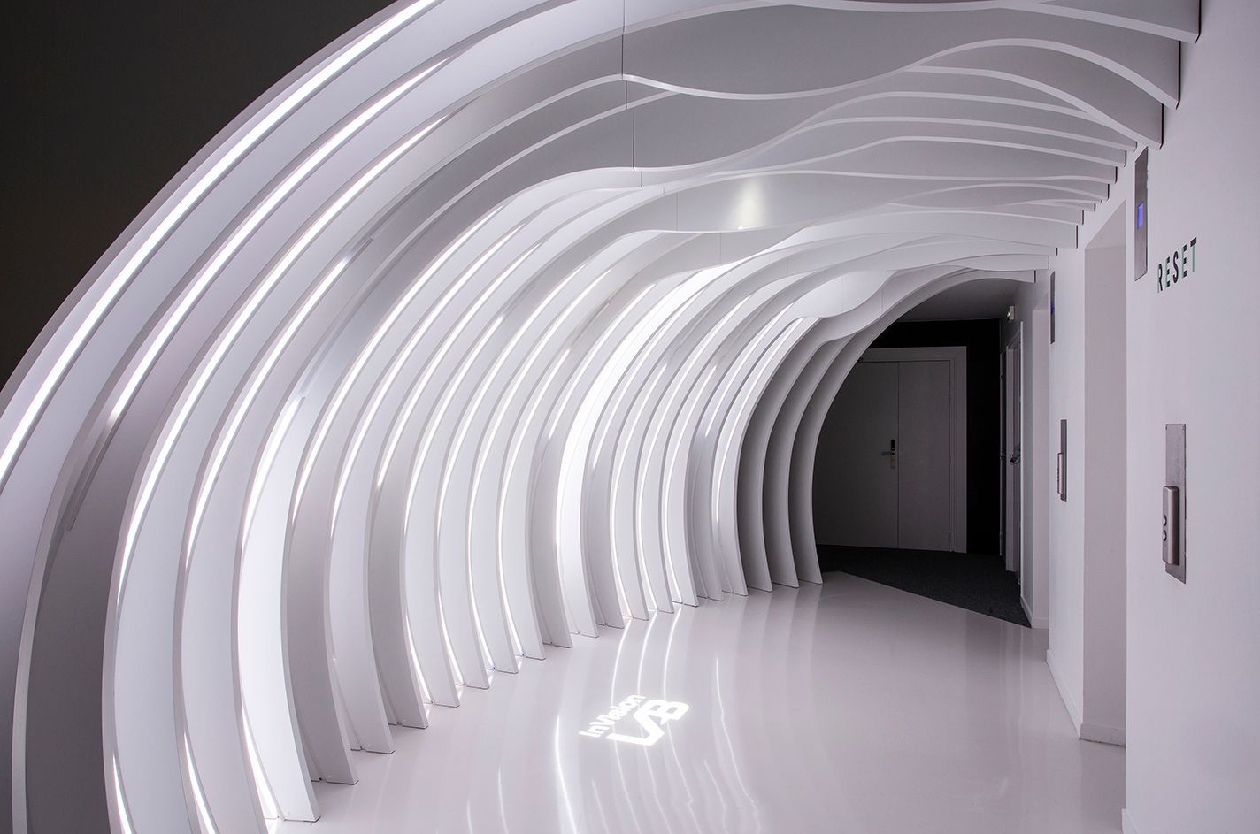 Couloir lumineux avec un sol gris