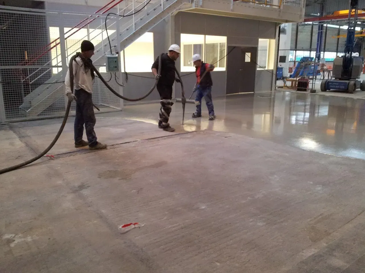 Trois artisans posant un sol