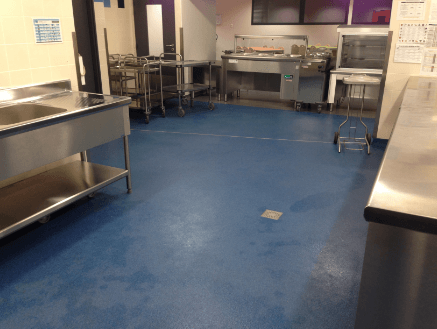 Sol bleu dans une usine