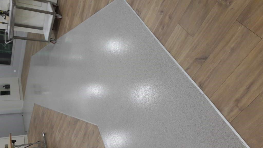 Couloir gris sur un parquet