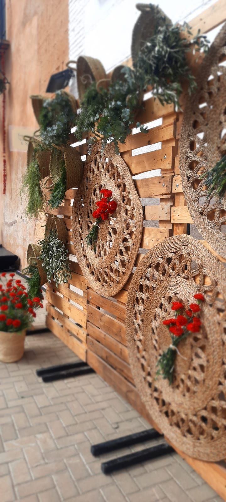 Una valla de madera con un ramo de flores.