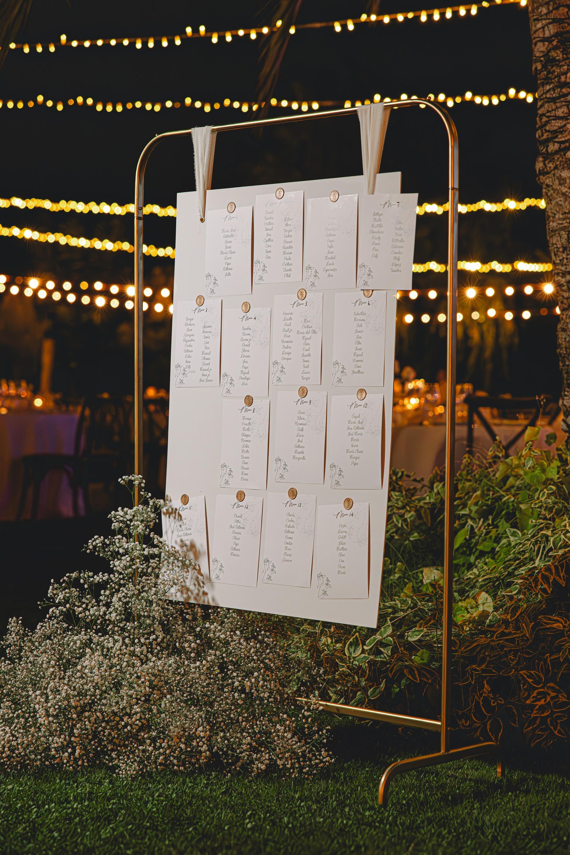 Un plano de asientos está colgado en un soporte de metal en el césped.