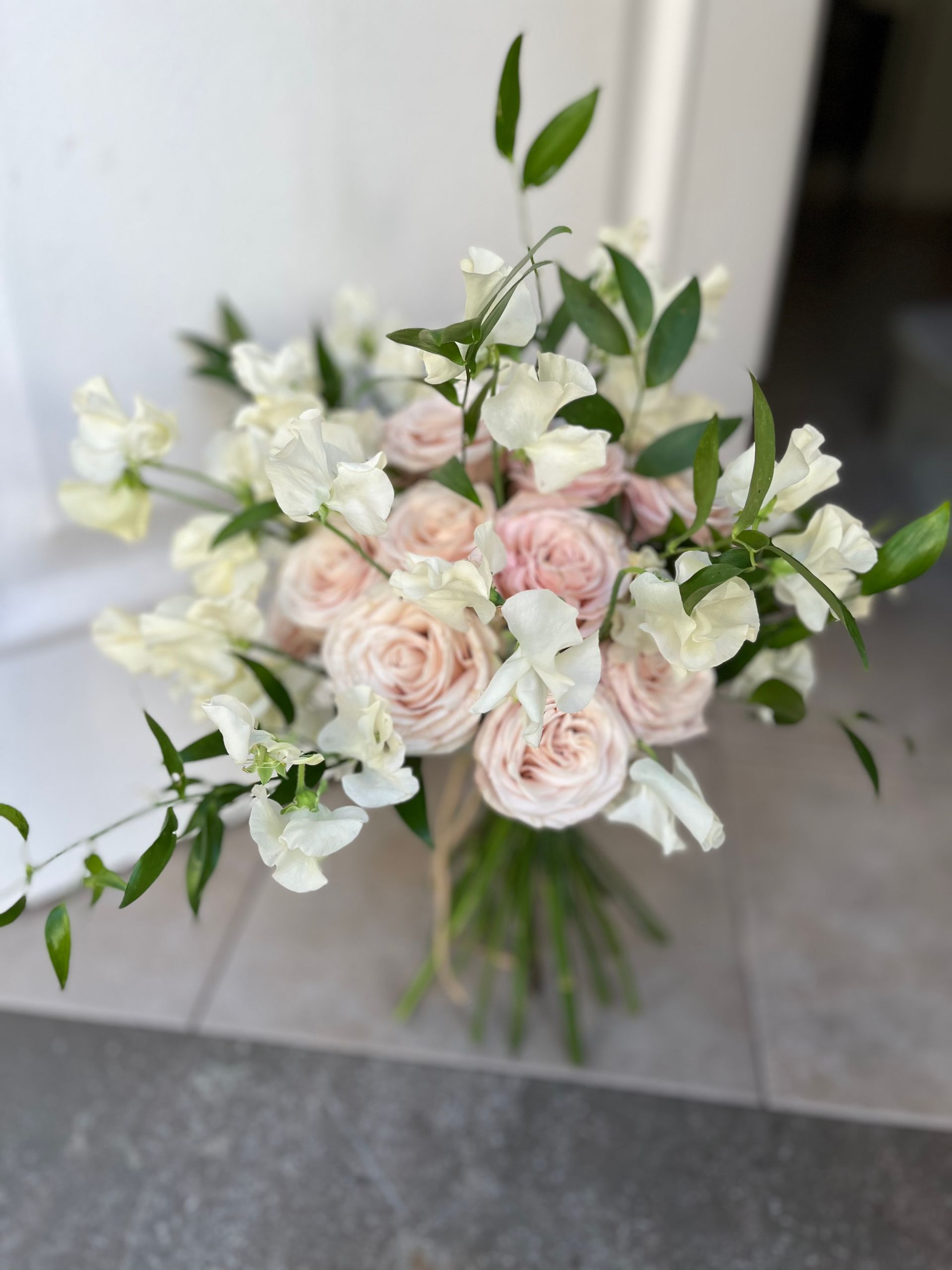 Un ramo de flores rosas y blancas en un jarrón.