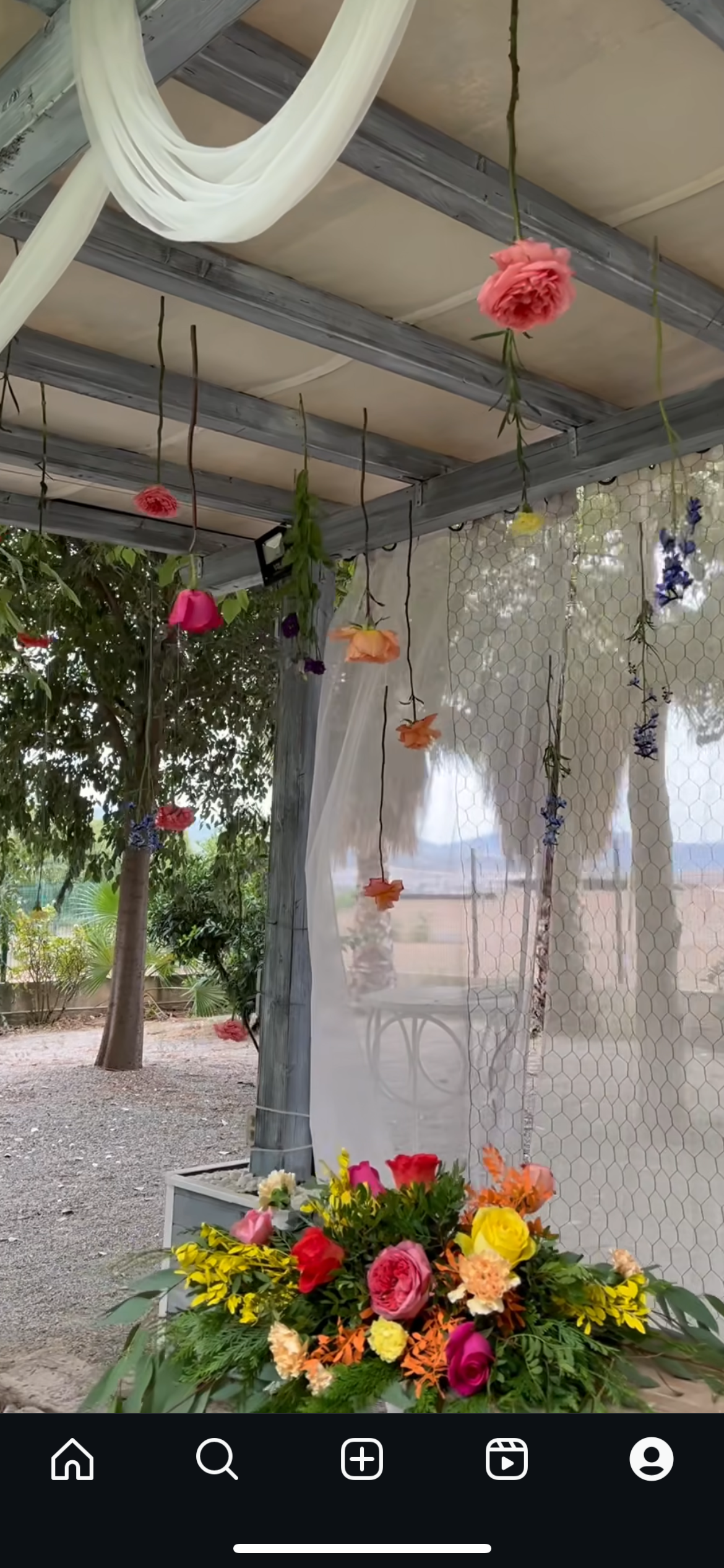 Un ramo de flores cuelga del techo de un mirador.