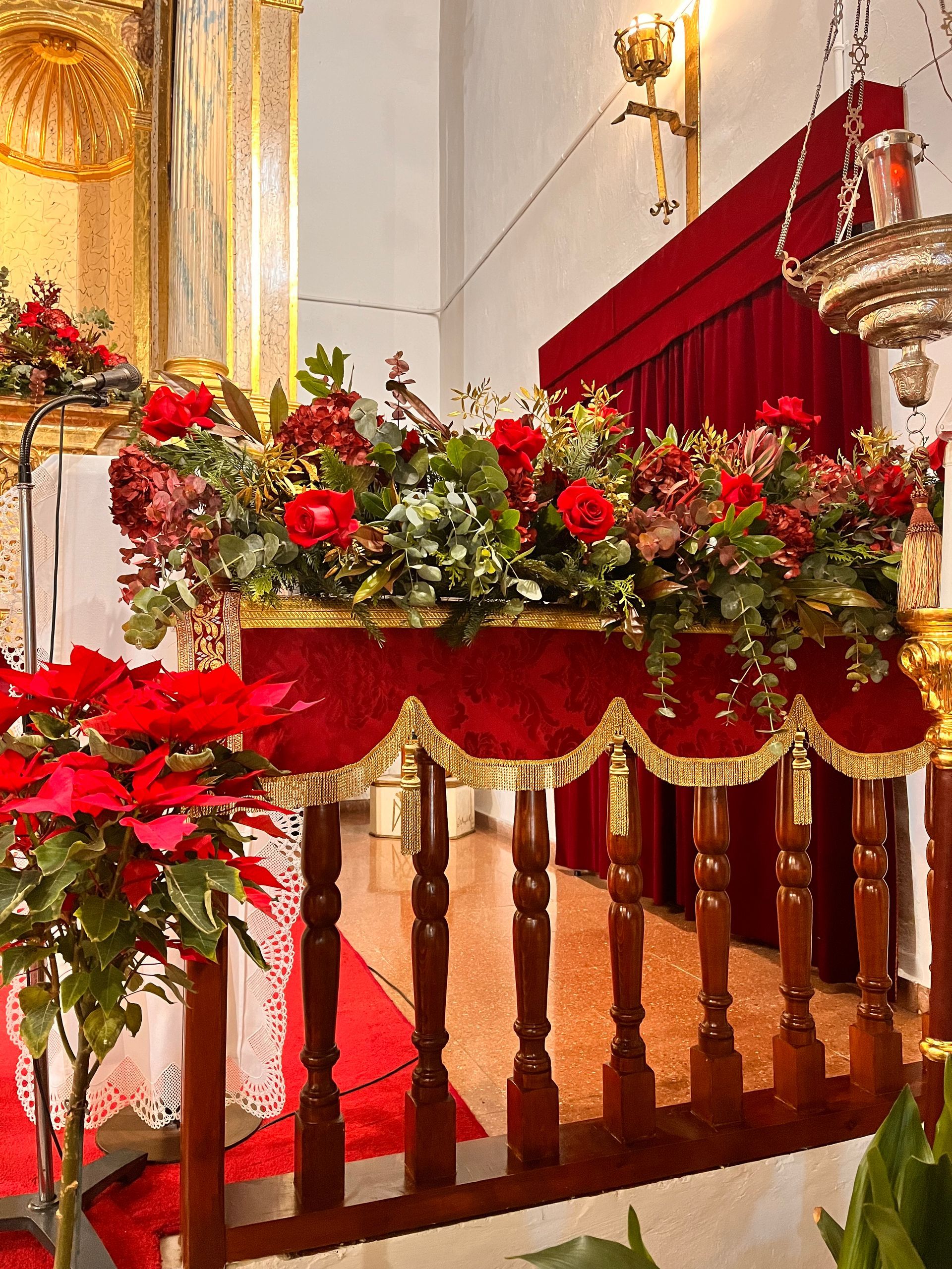 Una iglesia con un podio y flores en él.