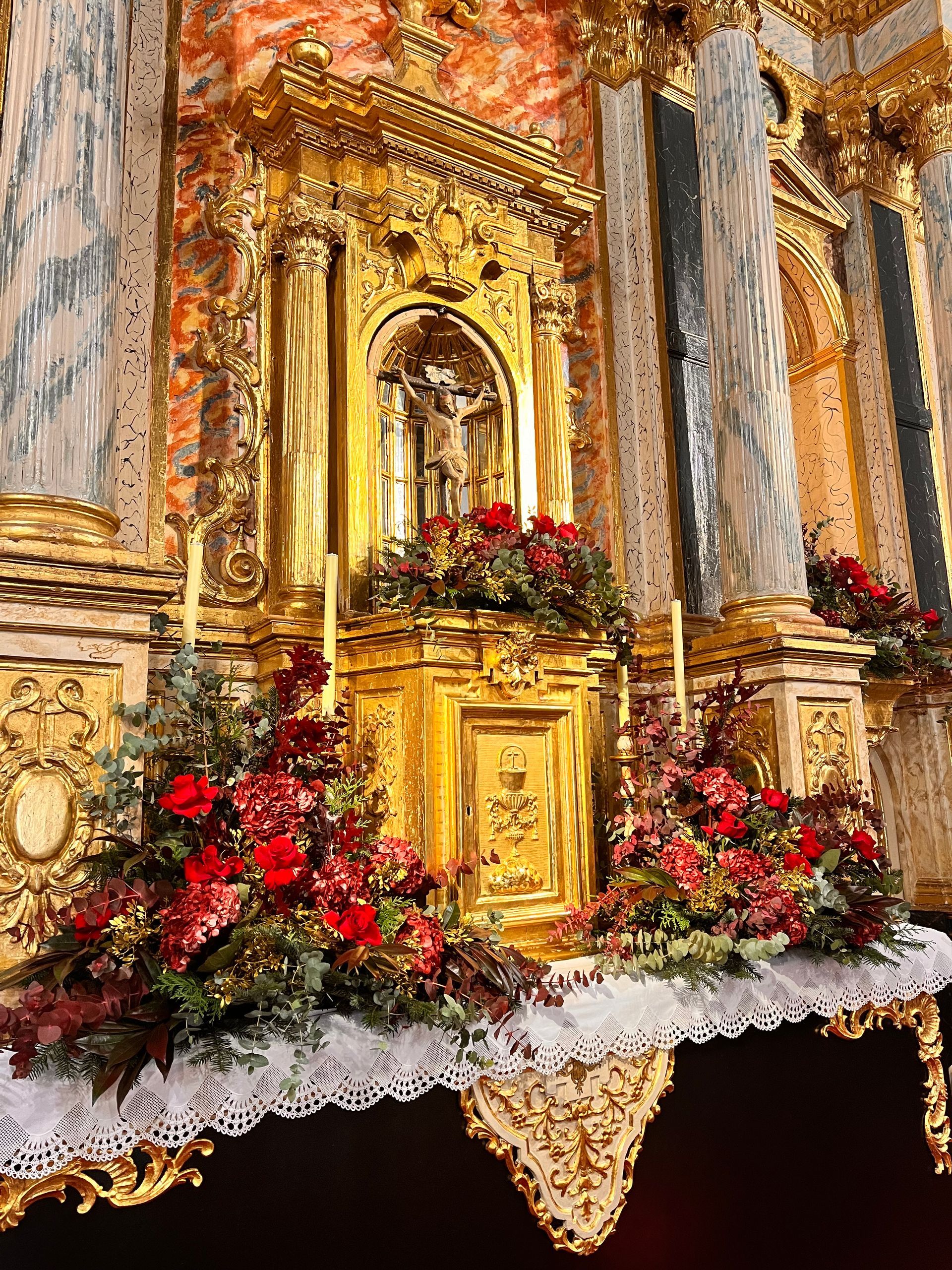 Un altar de iglesia con flores y velas.