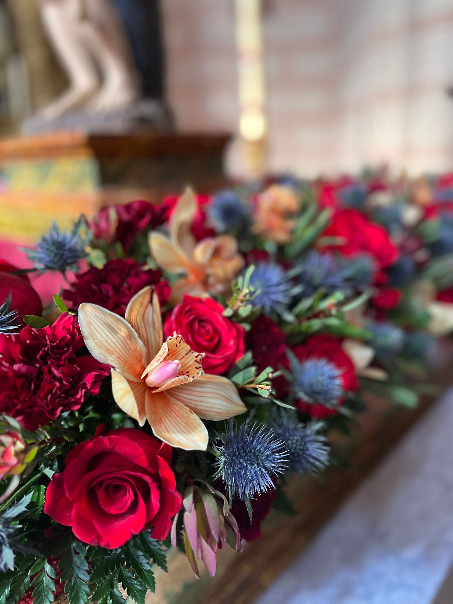 Un ramo de flores está sobre una mesa de madera.