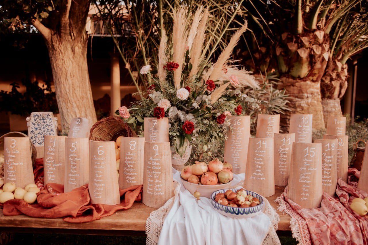 Una mesa con un ramo de velas y flores sobre ella.
