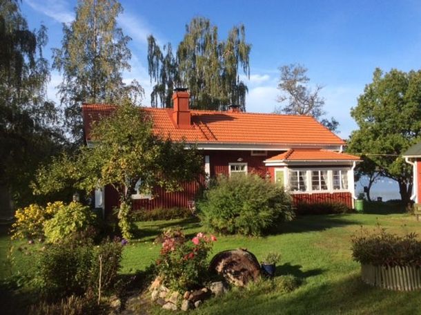 Kakskerran maalaistalo kattoremontin jälkeen