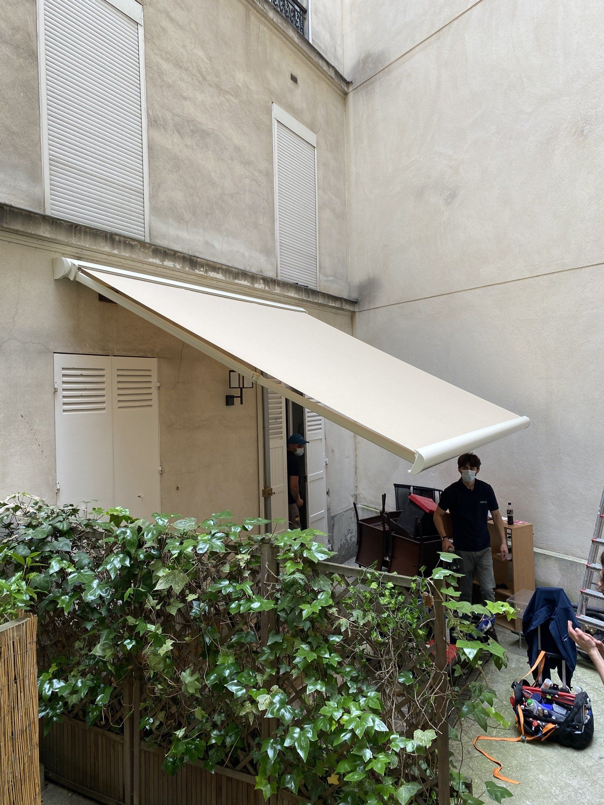 Store extérieur beige