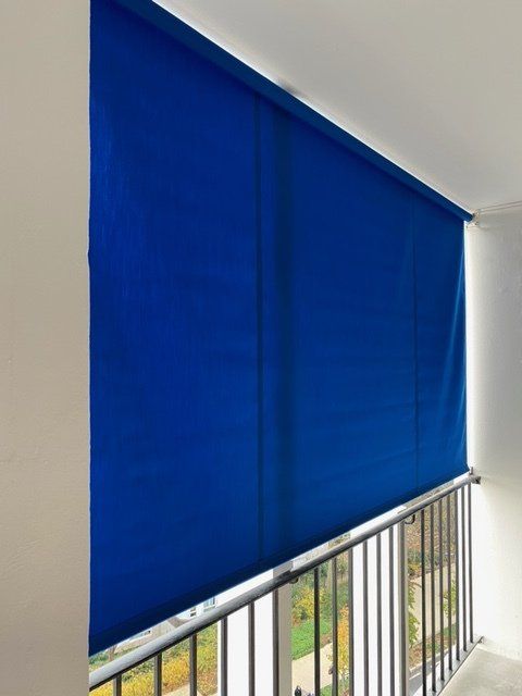 stores verticaux bleus